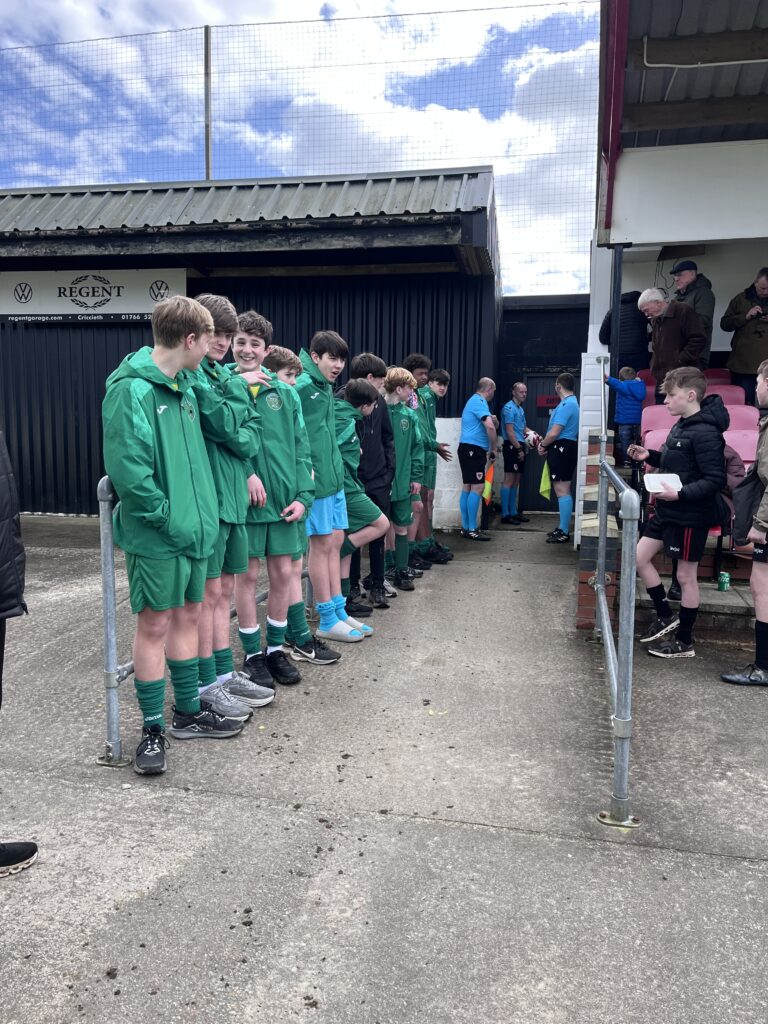 Read more about the article Clwb Pêl-droed Ieuenctid Marshall Vale yn ymweld a’r Traeth / Marshall Vale JFC visit the Traeth