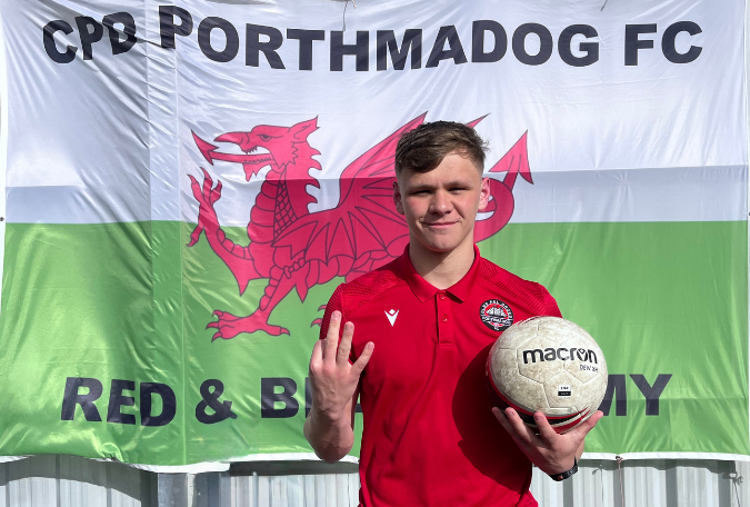 Read more about the article Osian Evans yn rhwydo tair gôl arall